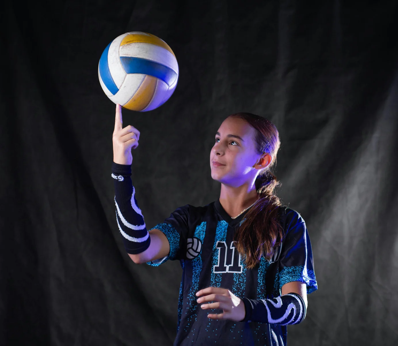 Atleta di pallavolo con un pallone